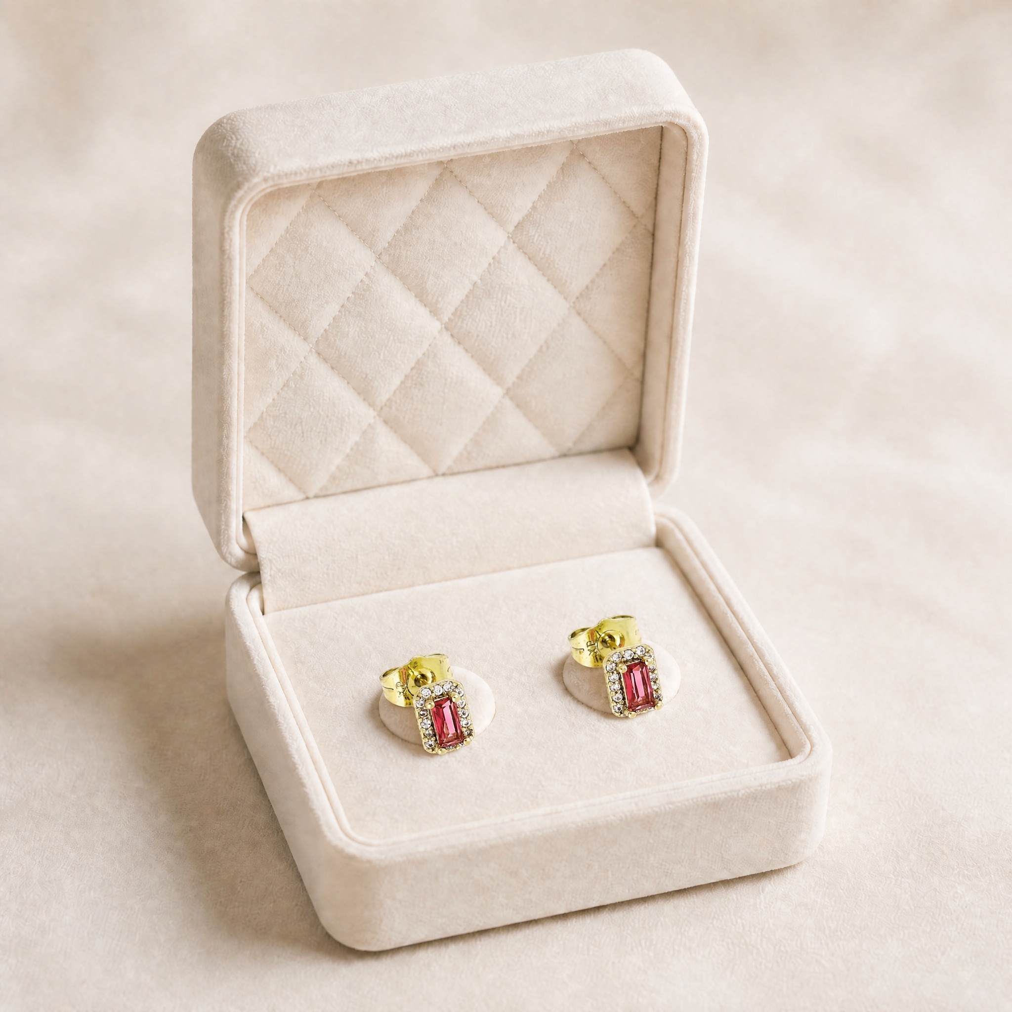 noem_stud_halo_roz_dreptunghiular_2 Cercei placati cu aur de 14K, model elegant dreptunghiular cu cristal rubin roz-roșiatic și bordură strălucitoare din pietre mici, 8/5 mm, Noem® - imagine 1