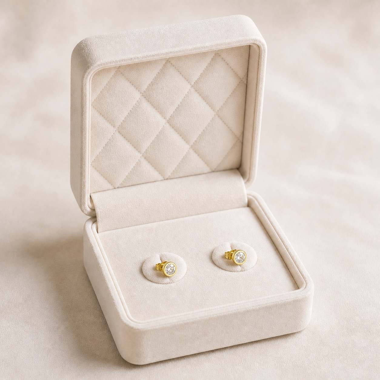 noem_stud_incolor_bezel_2 Cercei placati cu aur de 14K, model elegant tip șurub cu cristal rotund transparent și ramă fină lucioasă, 6 mm, Noem® - imagine 1