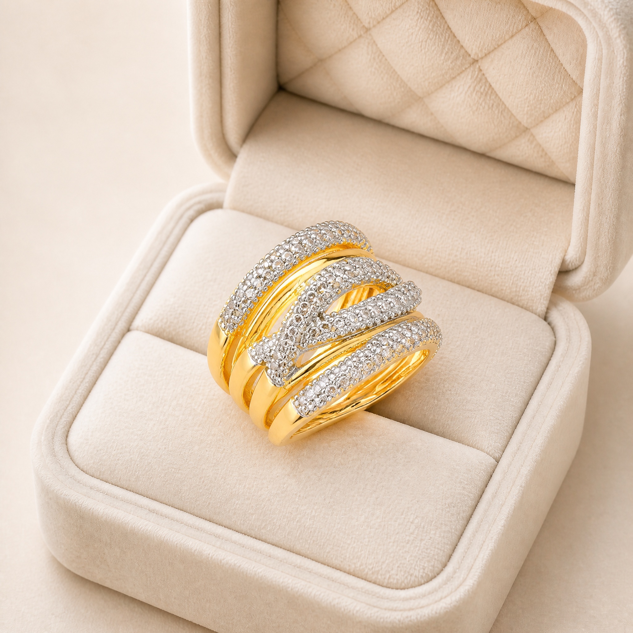 noem_v2_inel_benzi_2 Inel reglabil lat placat cu aur 14K cu cristal central mare rotund și strasuri albe, cu bandă texturată din zirconiu cubic, Noem® - imagine 1
