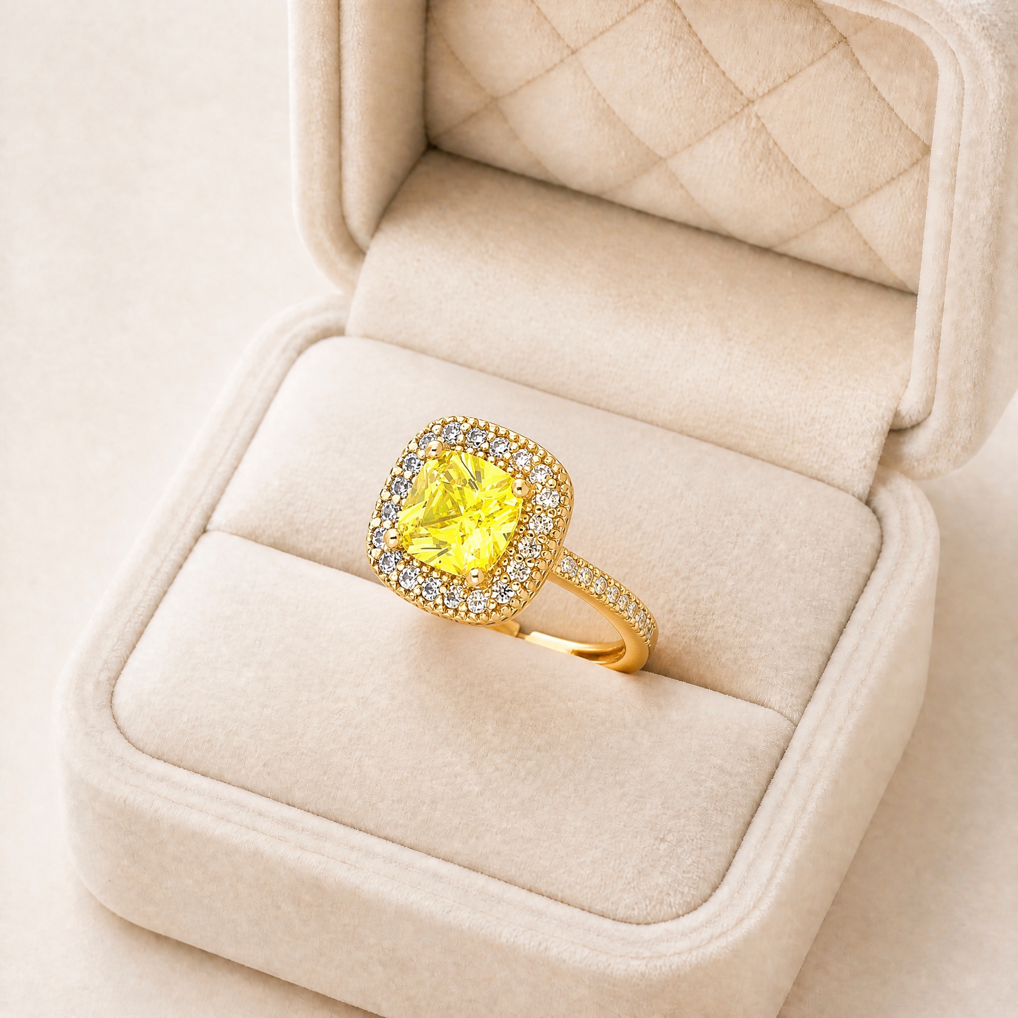 noem_v2_inel_galben_2 Inel de logodnă reglabil placat cu aur de 14K, model halo cu cristal galben peridot și ramă pavată cu pietre albe mărunt mărginite , 8 mm, Noem® - imagine 1