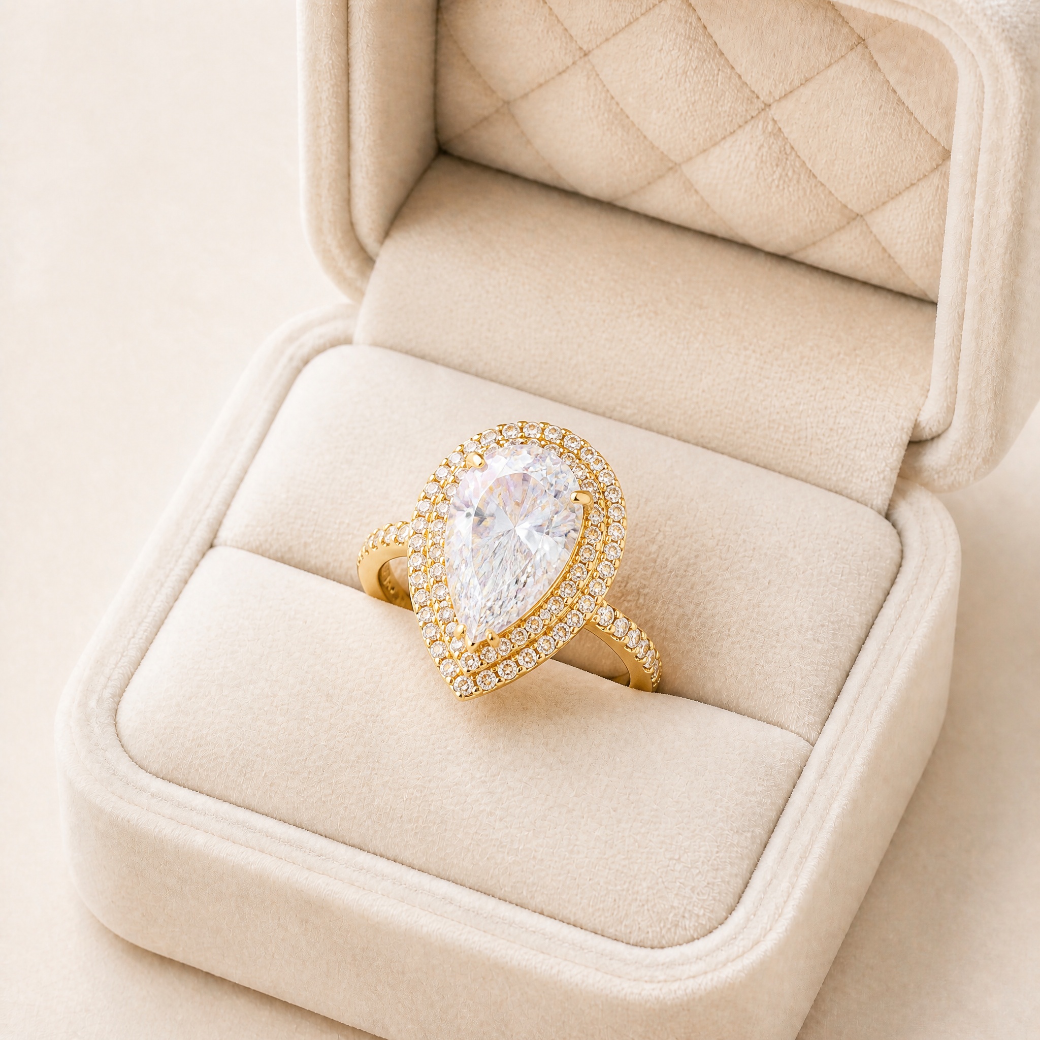 noem_v2_inel_lacrima_2 Inel reglabil placat cu aur 14K cu cristal central mare în formă de pictură și strasuri albe, inel de damă ajustabil stil lacrimă cu zirconiu cubic, Noem® - imagine 1