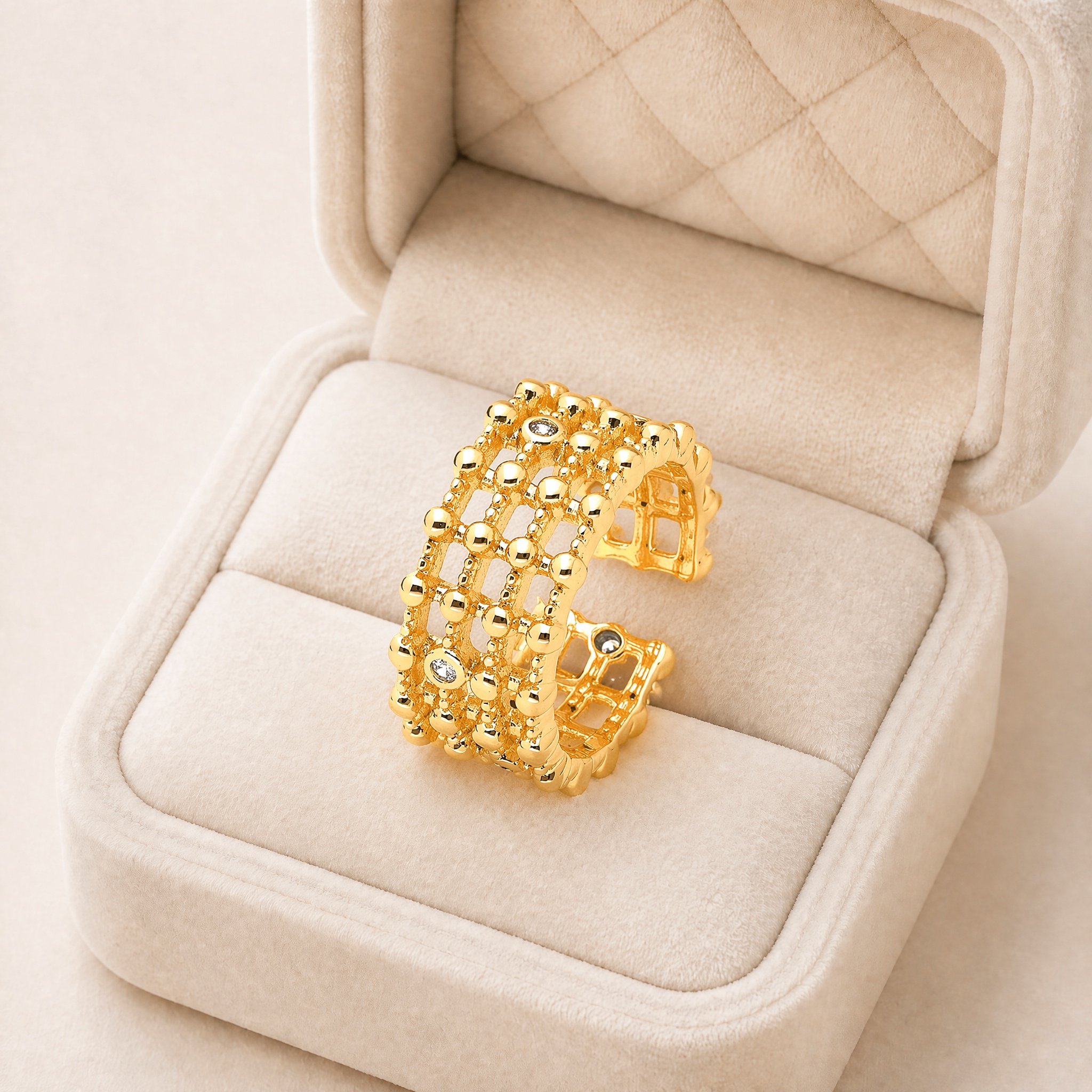 noem_v2_inel_manseta_granulatie_2 Inel reglabil placat cu aur de 14K, model lat ajurat tip grilaj cu bobițe aurii și câteva cristale albe rotunde,9 mm, Noem® - imagine 1