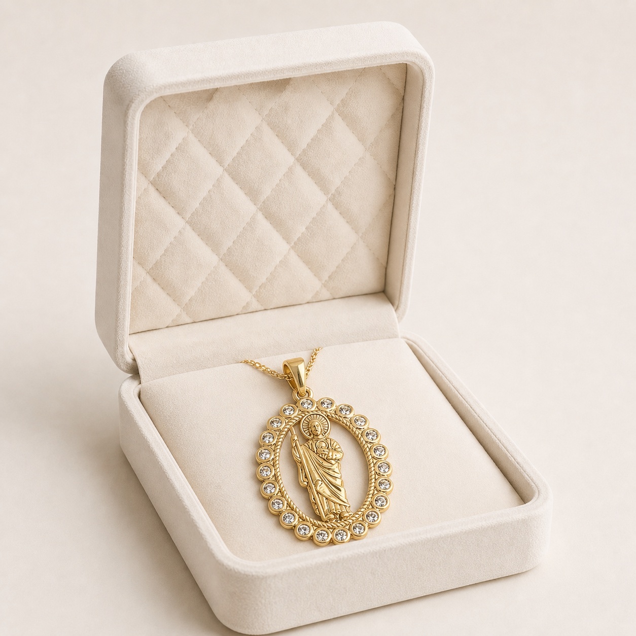 noem_v3_p2_sf_iuda_2 Pandantiv medalion placat cu aur de 14K, cu figură religioasă în relief și ramă ovală pavată cu cristale albe rotunde, 30x17 mm, Noem® - imagine 1