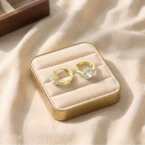 Cercei eleganți placați cu aur 14K, 13/7 mm, model briliant cu pietre transparente, Noem®