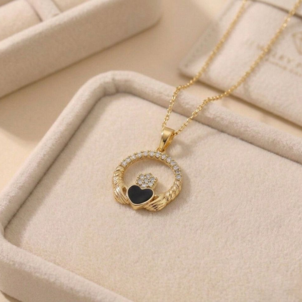 Pandantiv elegant placat cu aur 14K, 24/16 mm, model cu inimă neagră și cristale, Noem®