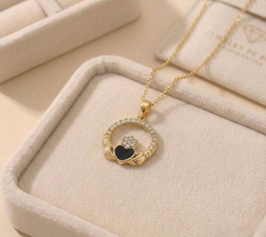 phototune.ai_1781449533 Pandantiv elegant placat cu aur 14K, 24/16 mm, model cu inimă neagră și cristale, Noem® - imagine 1