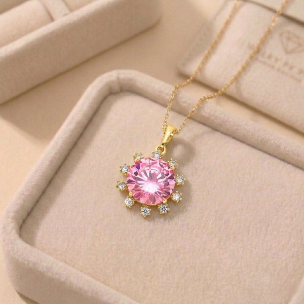 Pandantiv elegant placat cu aur 14K, 25/17 mm, model cu briliant roz și cristale albe, Noem®