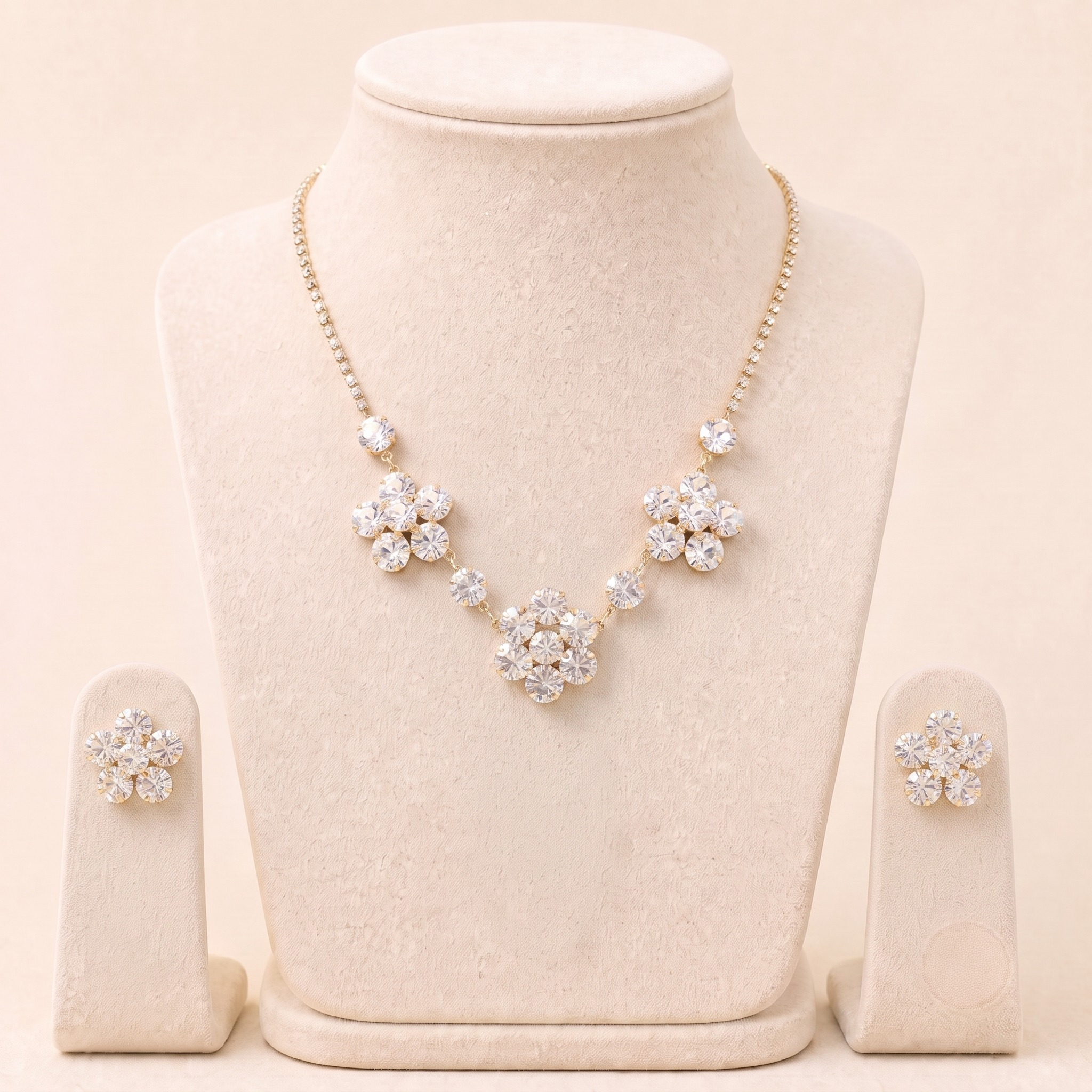 phototune.ai_1783791906 Set elegant de bijuterii de seară în stil boem format din colier și cercei, decorat cu motive florale delicate compuse din cristale cehești rotunde strălucitoare și inserții din strasuri fine pe bază aurie lucioasă, Noem® - imagine 1