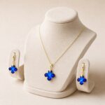 Set placat cu aur de 14K compus din lănțișor cu pandantiv și cercei, model elegant cu cristale în formă de cruce/floare stilizată de un albastru-safir intens, 41+5 cm / 33/13 mm, Noem® - imagine 2