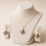 Set placat cu aur de 14K compus din lănțișor cu pandantiv și cercei, model elegant cu cristale în formă de stea/floare stilizată de un gri- argintiu reflectorizant, 41+5 cm / 33/13 mm, Noem® - imagine 2