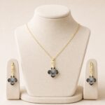 Set placat cu aur de 14K compus din lănțișor cu pandantiv și cercei, model elegant cu cristale în formă de stea/floare stilizată de un gri- argintiu reflectorizant, 41+5 cm / 33/13 mm, Noem®