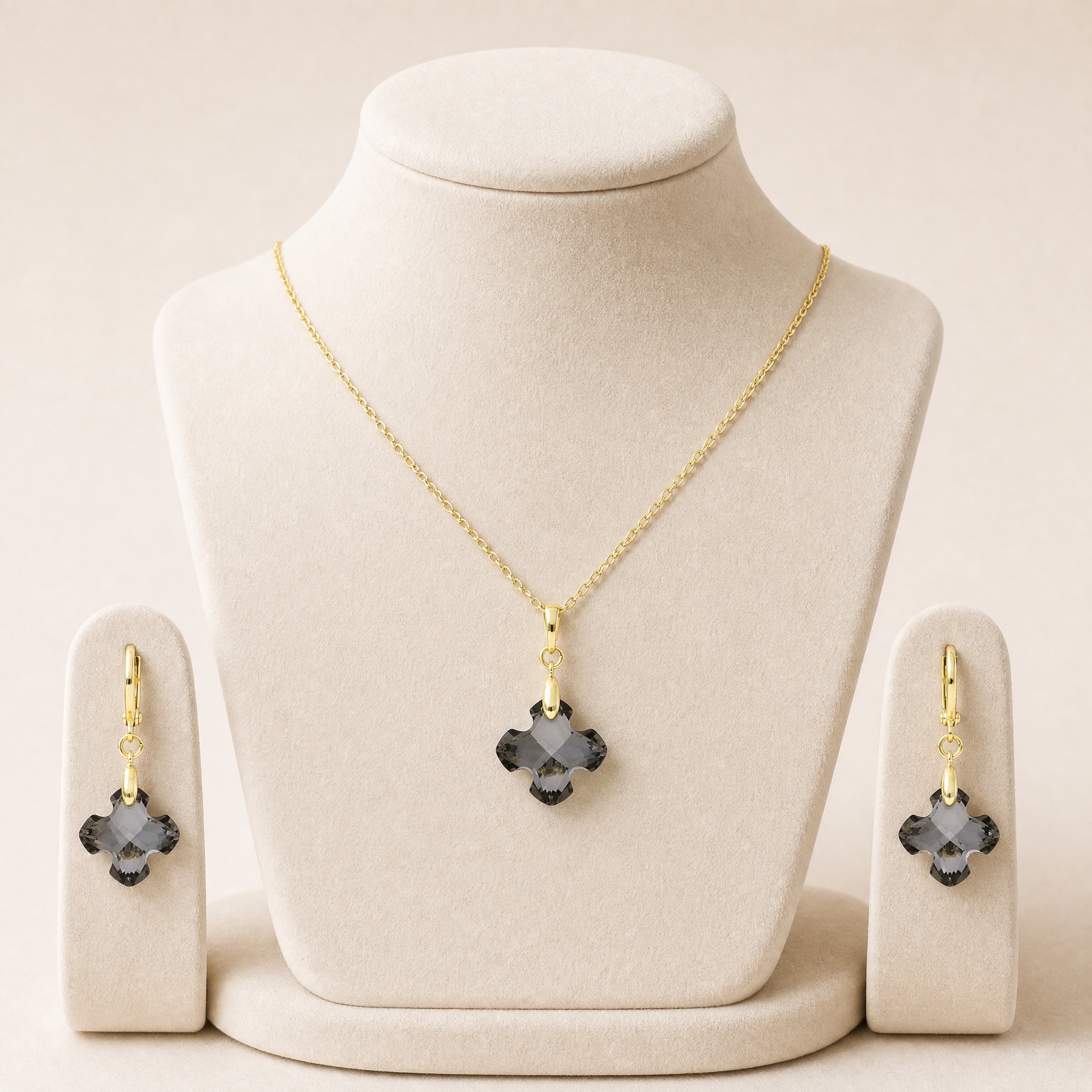 set_cristal_gri_bust_v2_2 Set placat cu aur de 14K compus din lănțișor cu pandantiv și cercei, model elegant cu cristale în formă de stea/floare stilizată de un gri- argintiu reflectorizant, 41+5 cm / 33/13 mm, Noem® - imagine 1