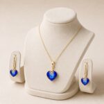 Set placat cu aur de 14K .compus din colier și cercei suspendati, design elegant și feminin cu inimi sclipitoare albastru regal și tortițe lungi pavate discret cu zirconiu cubic, 40+5 cm / 36/10 mm, Noem® - imagine 2