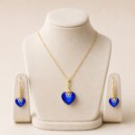 Set placat cu aur de 14K .compus din colier și cercei suspendati, design elegant și feminin cu inimi sclipitoare albastru regal și tortițe lungi pavate discret cu zirconiu cubic, 40+5 cm / 36/10 mm, Noem®