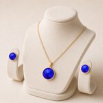 Set placat cu aur de 14K compus din lănțișor cu pandantiv și cercei asortați, model elegant cu cristale mari rotunde cu tăieturi premium de un albastru-safir regal profund, 41+5 cm / 14 mm, Noem® - imagine 2