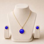 Set placat cu aur de 14K compus din lănțișor cu pandantiv și cercei asortați, model elegant cu cristale mari rotunde cu tăieturi premium de un albastru-safir regal profund, 41+5 cm / 14 mm, Noem®