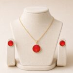 Set placat cu aur de 14K,compus din lănțișor cu pandantiv și cercei asortați, model elegant cu cristale mari rotunde cu tăieturi premium de un roșu rubin pasional și vibrant, 41+5 cm / 14 mm, Noem®