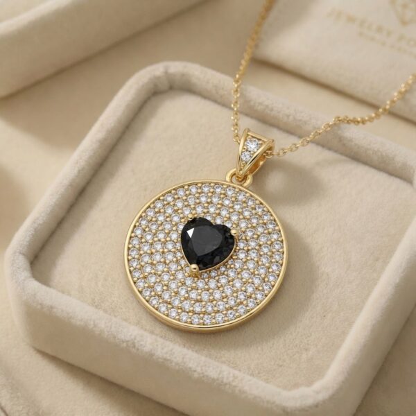 Pandantiv elegant placat cu aur 14K, 28/20 mm, model inimă neagră pe disc cu cristale, Noem®