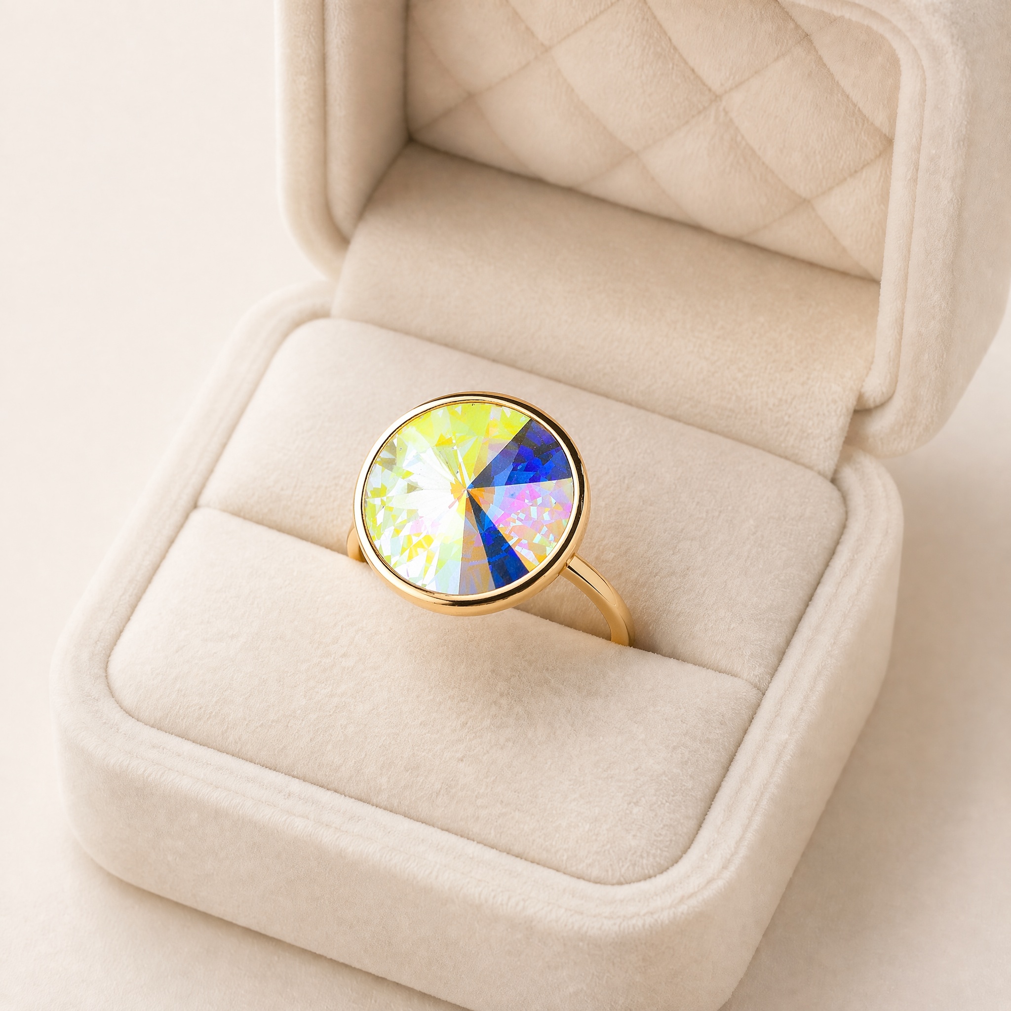 v2_crystal_rotund_mare_cutie_canon_2 Inel cocktail placat cu aur de 14K, cu un cristal central rotund masiv cu efect hipnotizant Aurora Borealis ce reflectă reflexii multicolore spectaculoase de galben, albastru și roz, 20 mm, Noem® - imagine 1