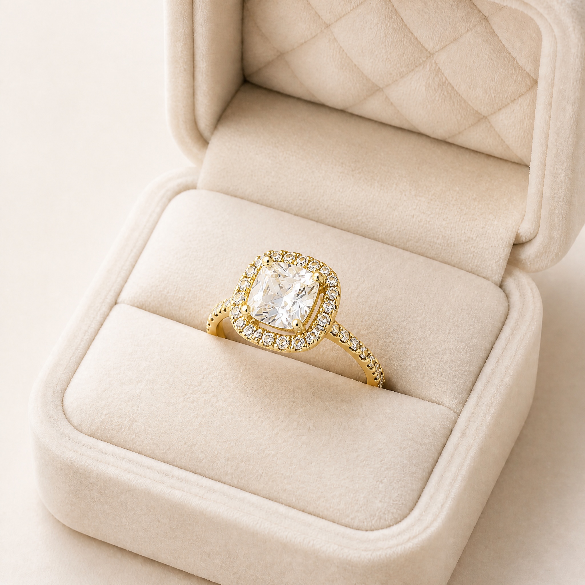 v2_cushion_alb_cutie_canon_2 Inel placat cu aur de 14K, model elegant de logodnă cu cristal pătrat radiant și contur strălucitor din pietre mici, 11 mm, Noem® - imagine 1