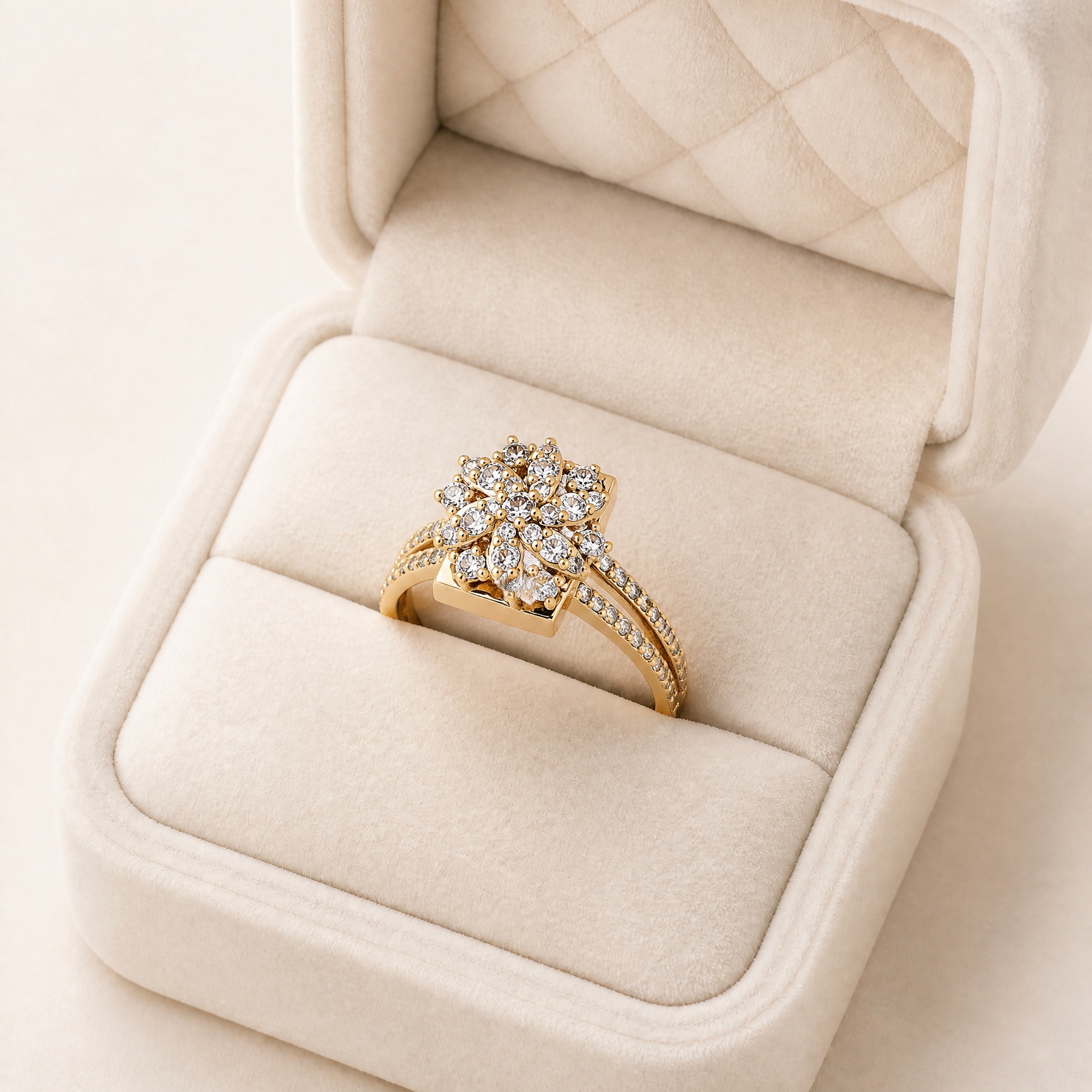 v2_floral_diamante_cutie_canon_2 Inel elegant placat cu aur, de 14K,tip floare tridimensională bogat încrustată cu cristale strălucitoare și bandă dublă fin pavată cu pietre mici transparente, 10 mm, Noem® - imagine 1