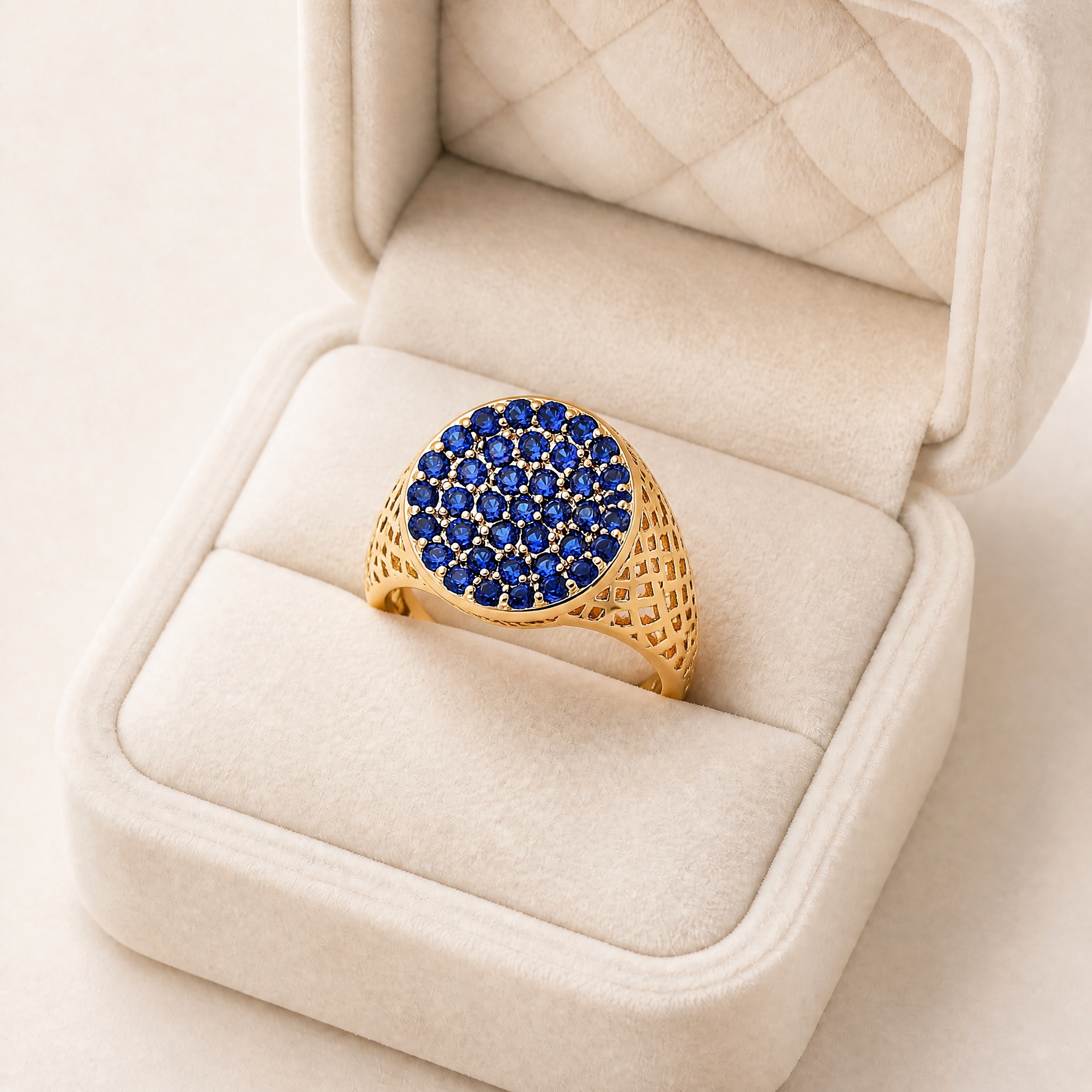 v2_goldgalben_oval_pave_cutie_canon_2 Inel de lux placat cu aur de 14K, tip ghiul feminin cu o platformă circulară încrustată cu cristale albastre rotunde strălucitoare , 15 mm, marimea 6, Noem® - imagine 1