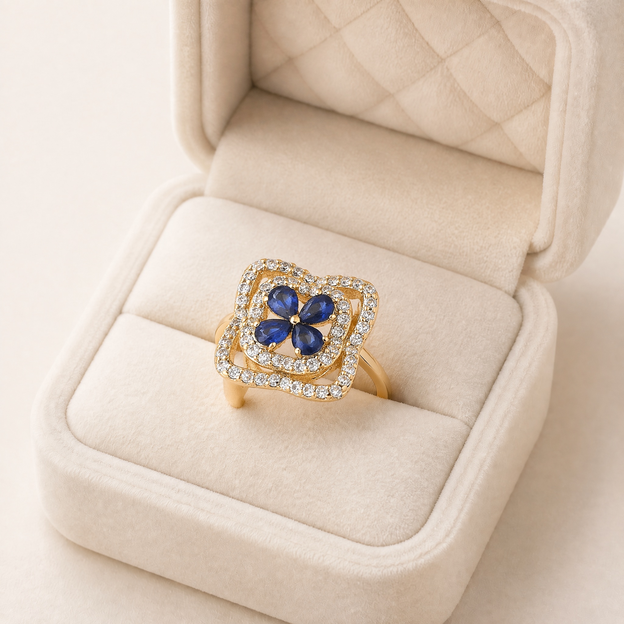 v2_inel_misc_cutie_canon_2 Inel placat cu aur de 14K, model trifoi cu cristale albastru- safir lacrimă și ramă dublă pavată cu pietre albe, Noem® - imagine 1