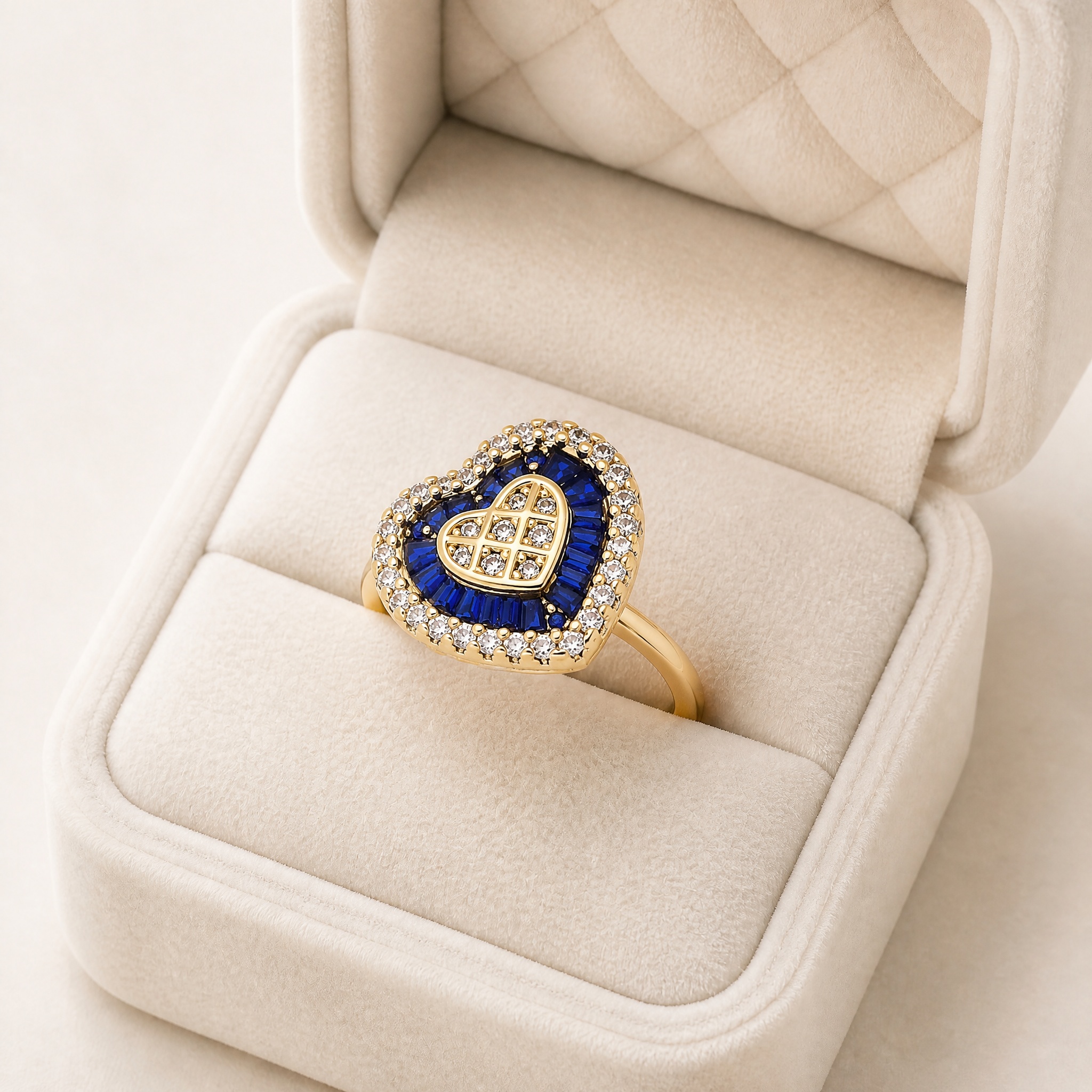 v2_inima_gold_cutie_canon_2 Inel de lux placat cu aur de 14K, model deosebit în formă de inimă supraetajată decorată cu un rând spectaculos de cristale albastru-safir cu tăietură baghetă și o bordură sclipitoare din pietre mici rotunde, 14 mm, Noem® - imagine 1