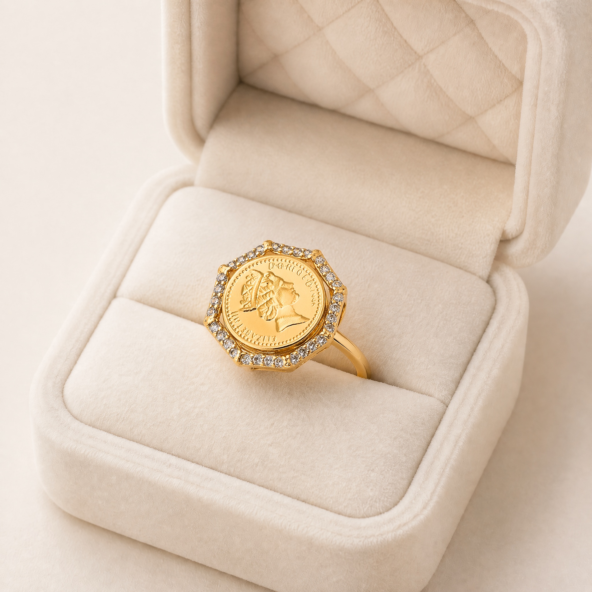 v2_moneda_cutie_canon_2 Inel placat cu aur 14K ,model de lux de tip monedă suveran cu efigia Reginei Elizabeth încadrată de o ramă octogonală bogat pavată cu cristale strălucitoare, 19 mm, Noem® - imagine 1