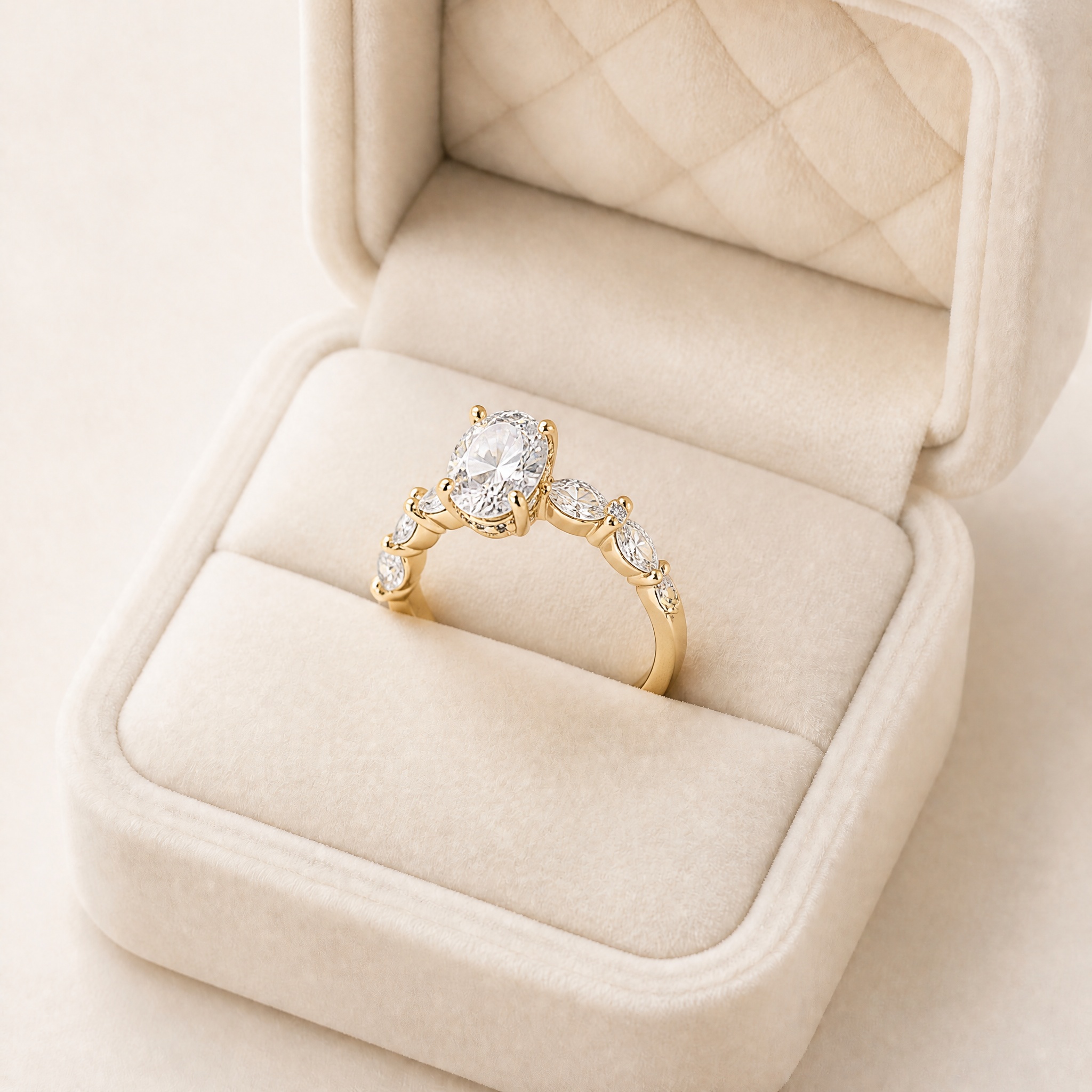 v2_oval_floral_cutie_canon_2 Inel placat cu aur 14K, model elegant cu piatră centrală rotundă și cristale laterale, Noem® - imagine 1