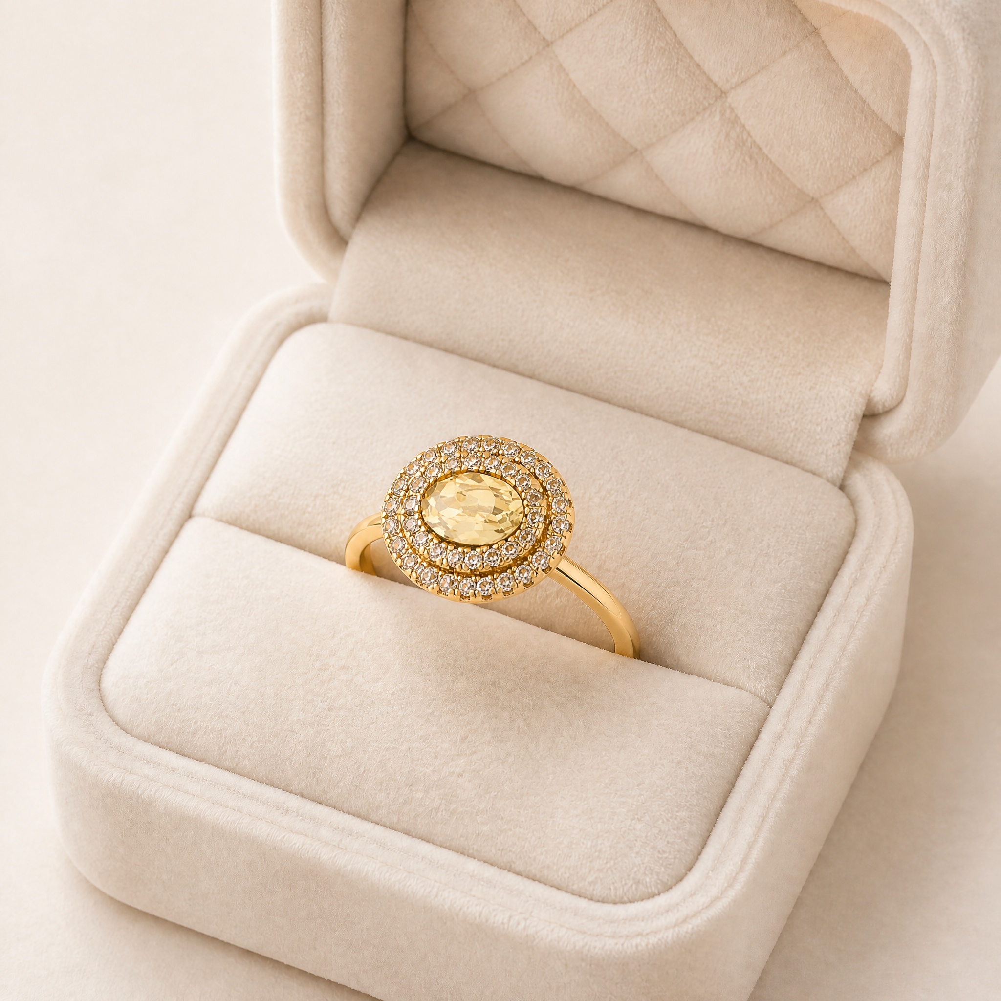 v2_oval_galben_halo_cutie_canon_2 Inel elegant placat cu aur de 14K,de lux cu un cristal central oval în nuanțe rafinate chihlimbar încadrat de o bordură dublă strălucitoare din pietre mici transparente, 11 mm, Noem® - imagine 1