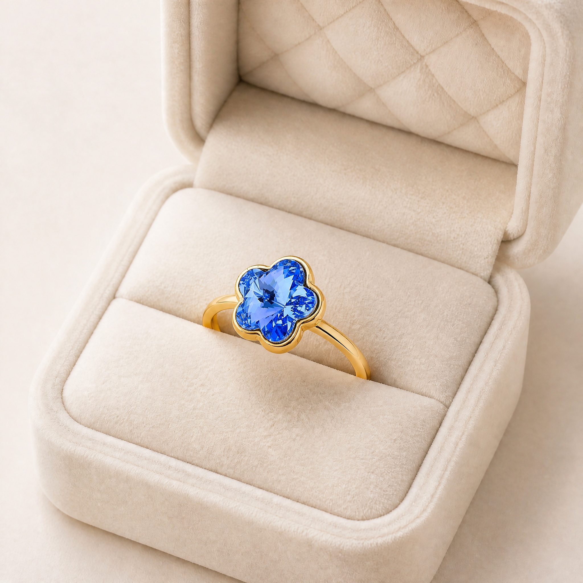 v2_trifoi_albastru_cutie_canon_2 Inel reglabil elegant placat cu aur de 14K, model deosebit de tip floare cu un cristal central mare în nuanțe de albastru-safir deschis , 11 mm, marimea 6, Noem® - imagine 1