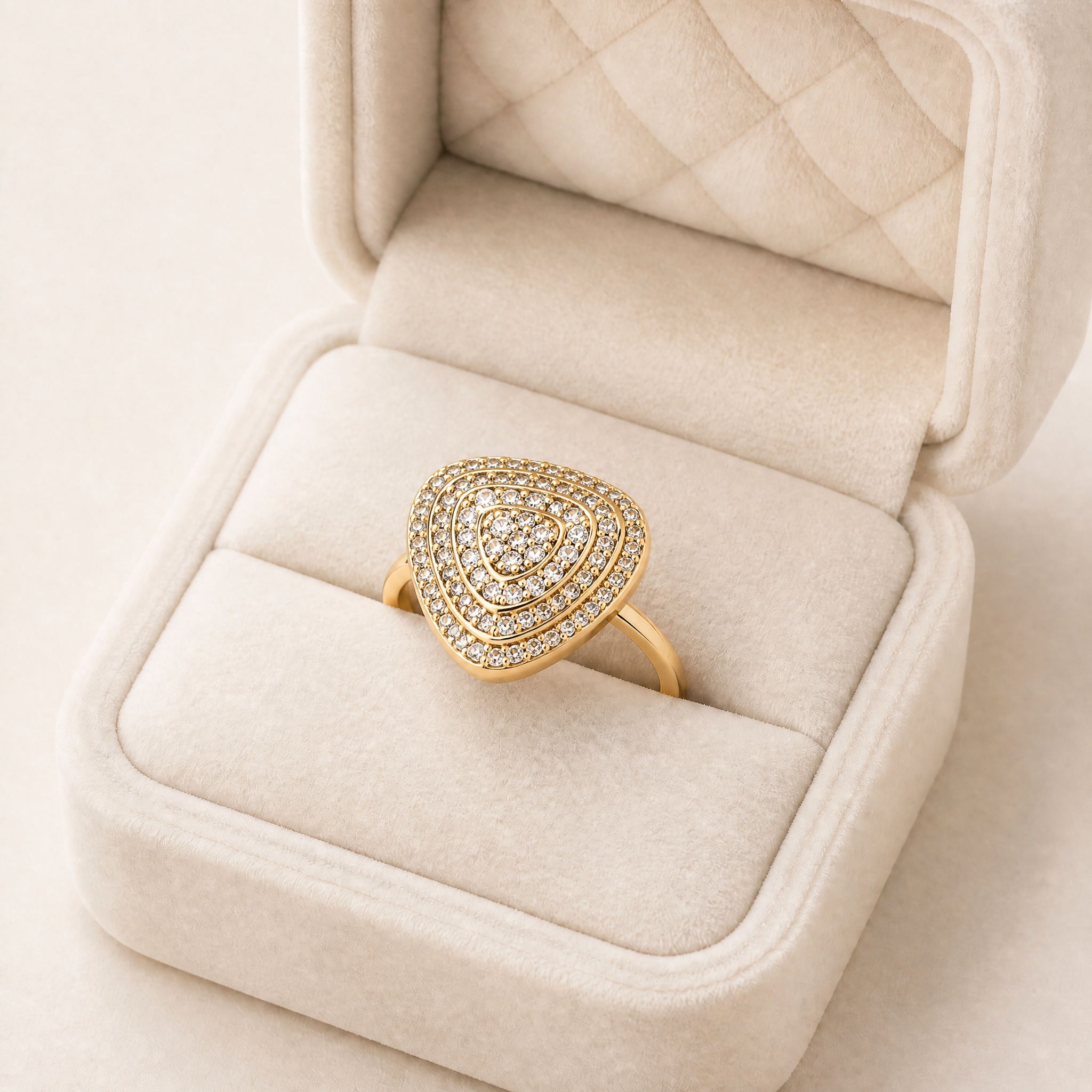 v2_triunghi_pave_cutie_canon_2 Inel placat cu aur de 14K, cu platformă asimetrică pavată total cu cristale albe rotunde stil diamant,7 mm, Noem® - imagine 1