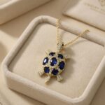 Pandantiv elegant placat cu aur 14K, 32/18 mm, model broască țestoasă cu piatră albastră și cristale, Noem®