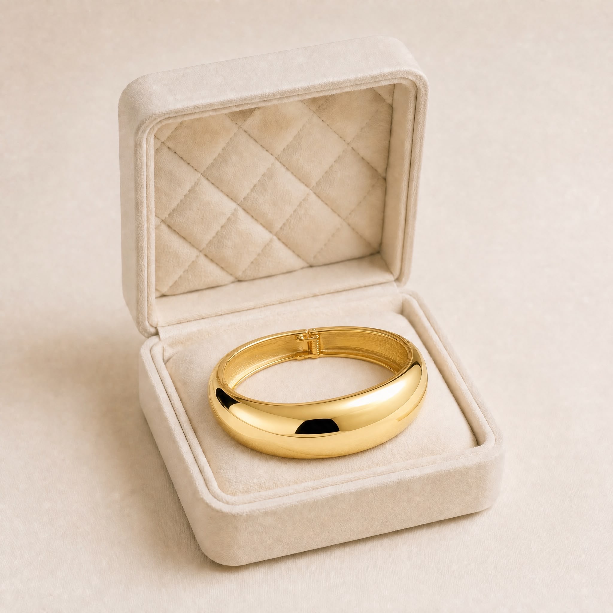 20430997-b781-42e0-986b-9387f161217e Brățară fixă elegantă din oțel chirurgical placată cu aur de 14K, dimensiune 6x5 cm, cu un design bombat minimalist și grosime variabilă de la 1.1 cm până la 2.3 cm, Noem® - imagine 1