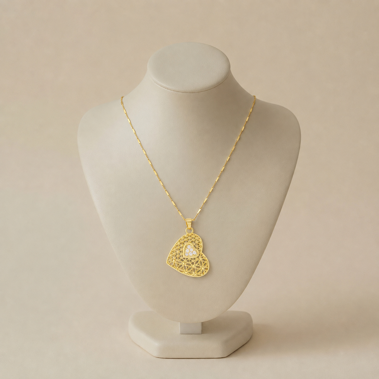 Aug 7, 2026, 05_55_13 PM Colier romantic din oțel inoxidabil placat cu aur de 14K, pandantiv inimă dublă dantelată încrustată cu pietre cristal, lungime 45 cm, Noem® - imagine 1