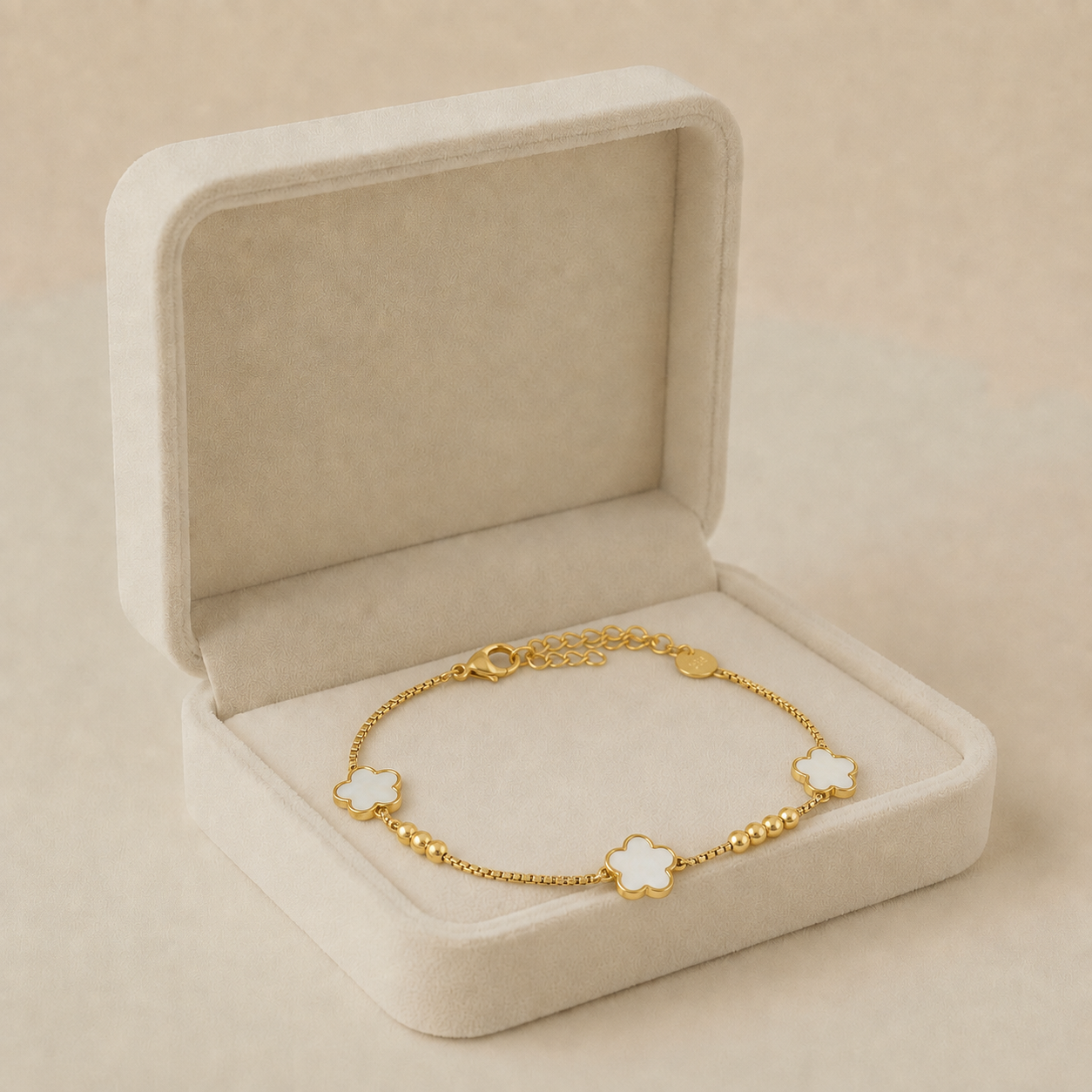 ChatGPT Image Aug 6, 2026, 05_59_39 PM Brățară elegantă din oțel inoxidabil placată cu aur de 14K, lungime 16 cm cu prelungire, decorată cu trei trifoi din sidef natural și bobițe lucioase, Noem® - imagine 1