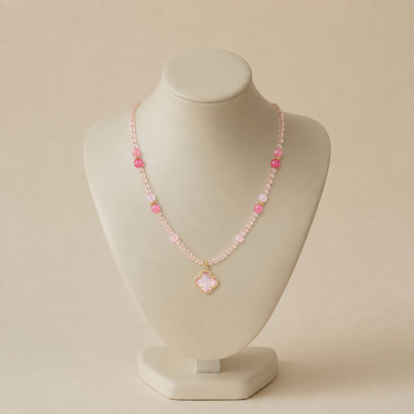 Colier casual-elegant din oțel inoxidabil placat cu aur de 14K, model celebritate cu șirag din cristale roz strălucitoare și medalion trifoi miligranat, ajustabil 48+5 cm, Noem®