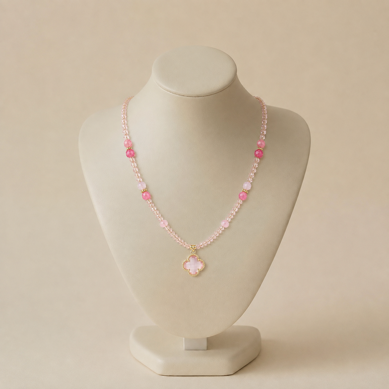 ChatGPT Image Aug 7, 2026, 03_24_12 PM Colier casual-elegant din oțel inoxidabil placat cu aur de 14K, model celebritate cu șirag din cristale roz strălucitoare și medalion trifoi miligranat, ajustabil 48+5 cm, Noem® - imagine 1