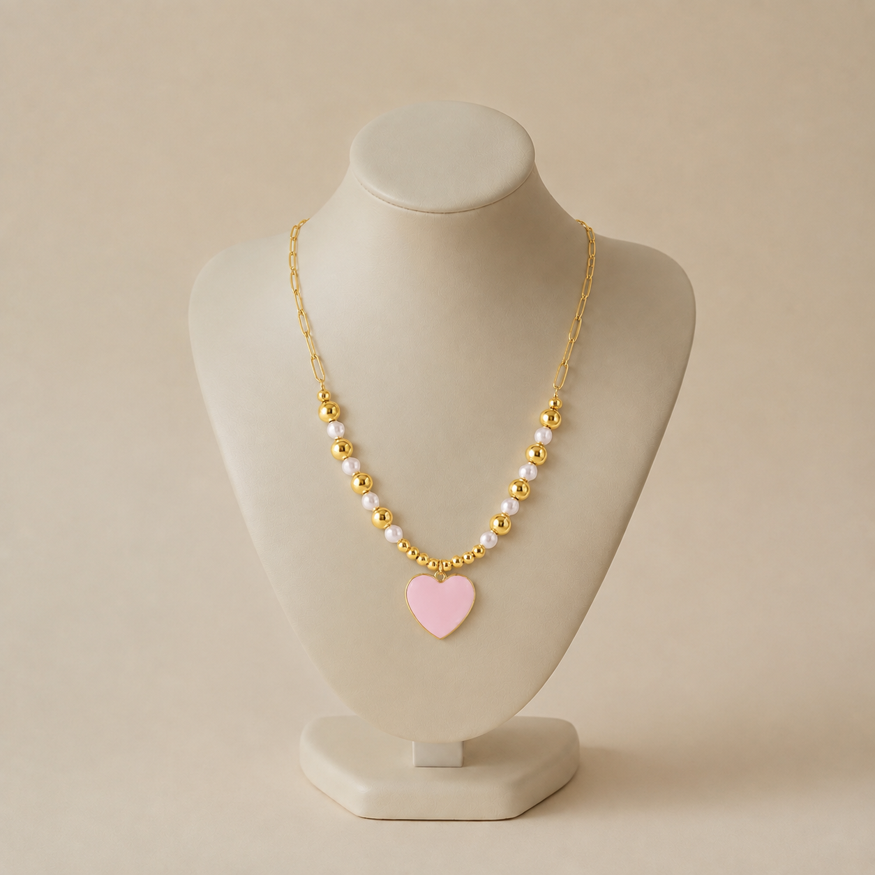 ChatGPT Image Aug 7, 2026, 07_19_51 PM Colier casual-elegant din oțel inoxidabil placat cu aur de 14K, model celebritate cu mărgele tip perlă, bile aurii și medalion emailat în formă de inimă roz, Noem® - imagine 1