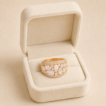 Inel casual-elegant placat cu aur de 18K, model bombat cu cluster de pietre clare și margini duble pavate, mărimea 8, Noem®