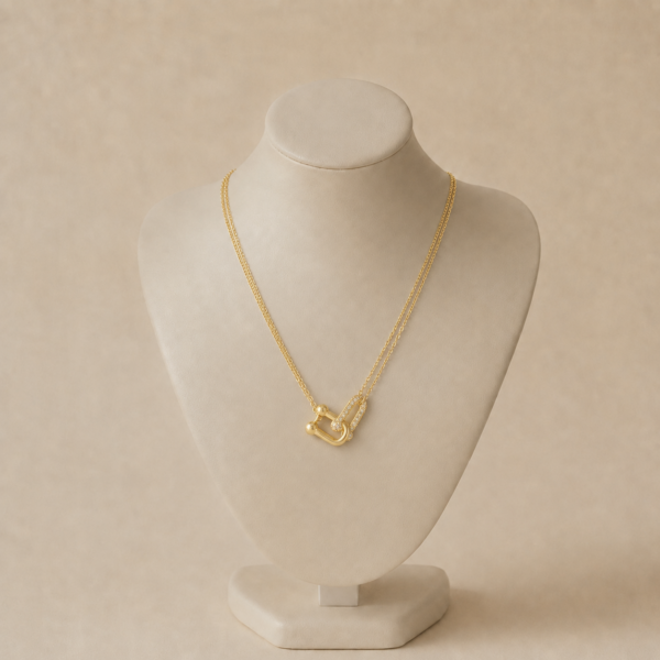 Colier casual-elegant din oțel inoxidabil aurit, model celebritate cu element central geometric pavat cu cristale sclipitoare, ajustabil, Noem®