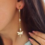Cercei lungi din oțel chirurgical placați cu aur de 14K cu libelulă și perle, cercei de damă liniari cu închizătoare tip știft, Noem® - imagine 2