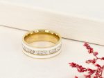 Inel elegant tip verighetă din oțel inoxidabil 316L placat cu aur, lățime 0.7 cm, decorat cu email alb și o bandă centrală din cristale de zirconiu cubic, Noem® - imagine 2