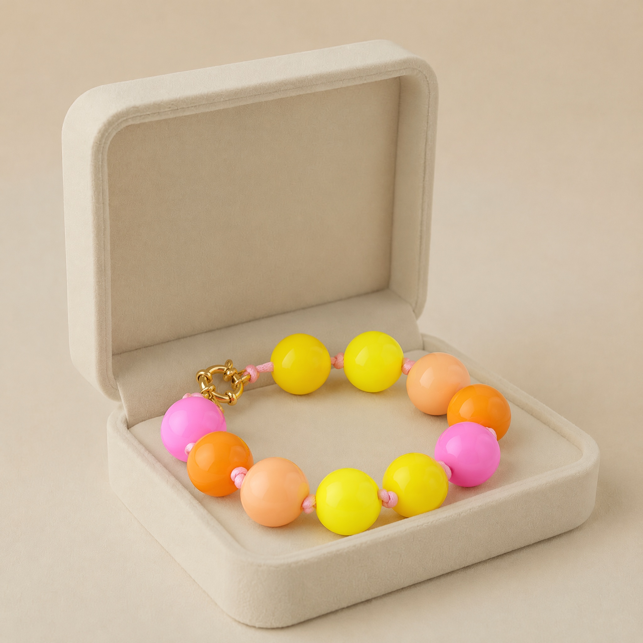 bratara_10_bile_in_cutie_2 Brățară estivală din mărgele mari colorate, sistem de închidere tip toggle marin din oțel inoxidabil placat cu aur de 14K, design multicolor, Noem® - imagine 1