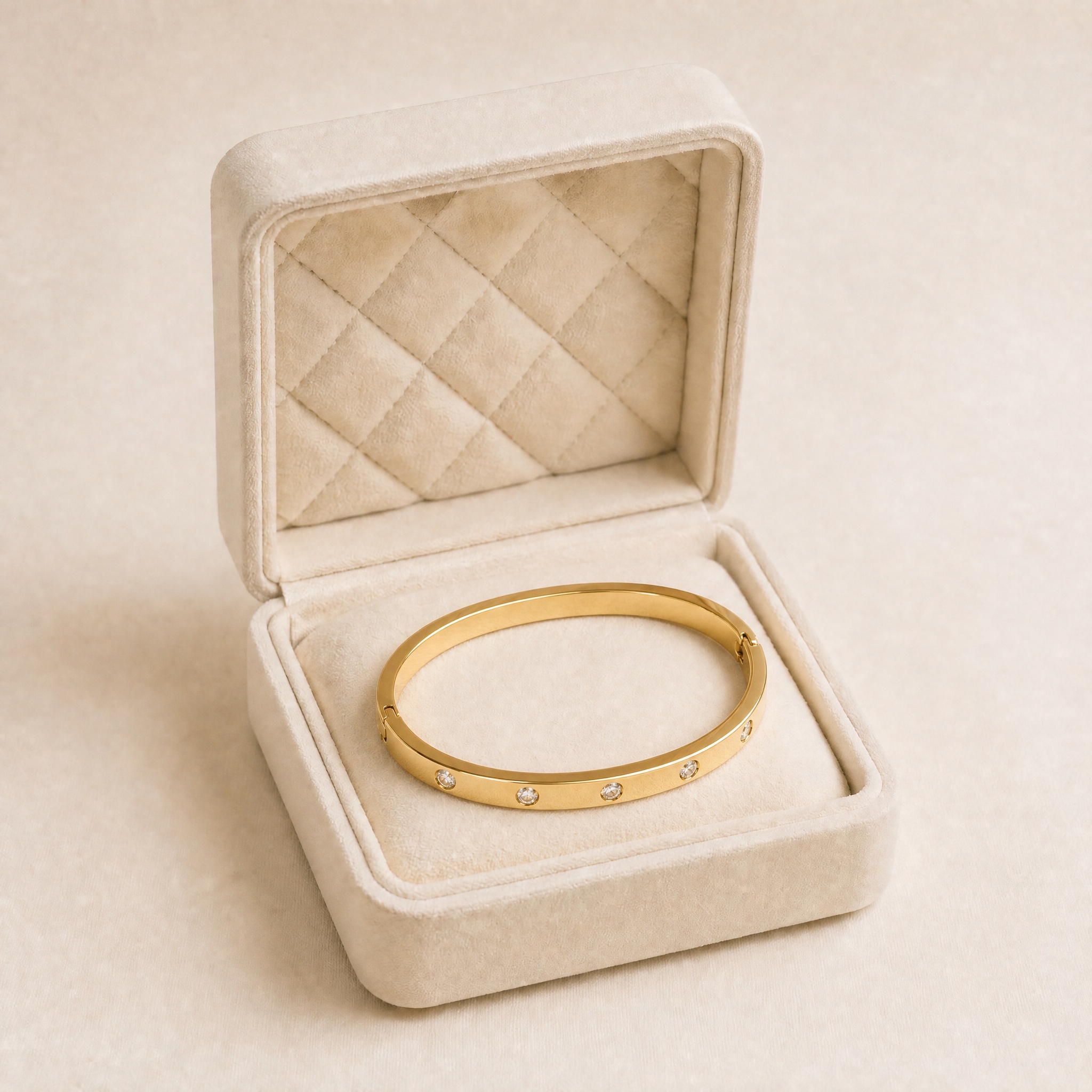 bratara_ai_decupaj_v4_2 Brățară fixă elegantă din oțel chirurgical placată cu aur de 14K, dimensiune 6x5 cm, cu un design minimalist subțire și puncte strălucitoare din zirconiu cubic încrustate discret, Noem® - imagine 1