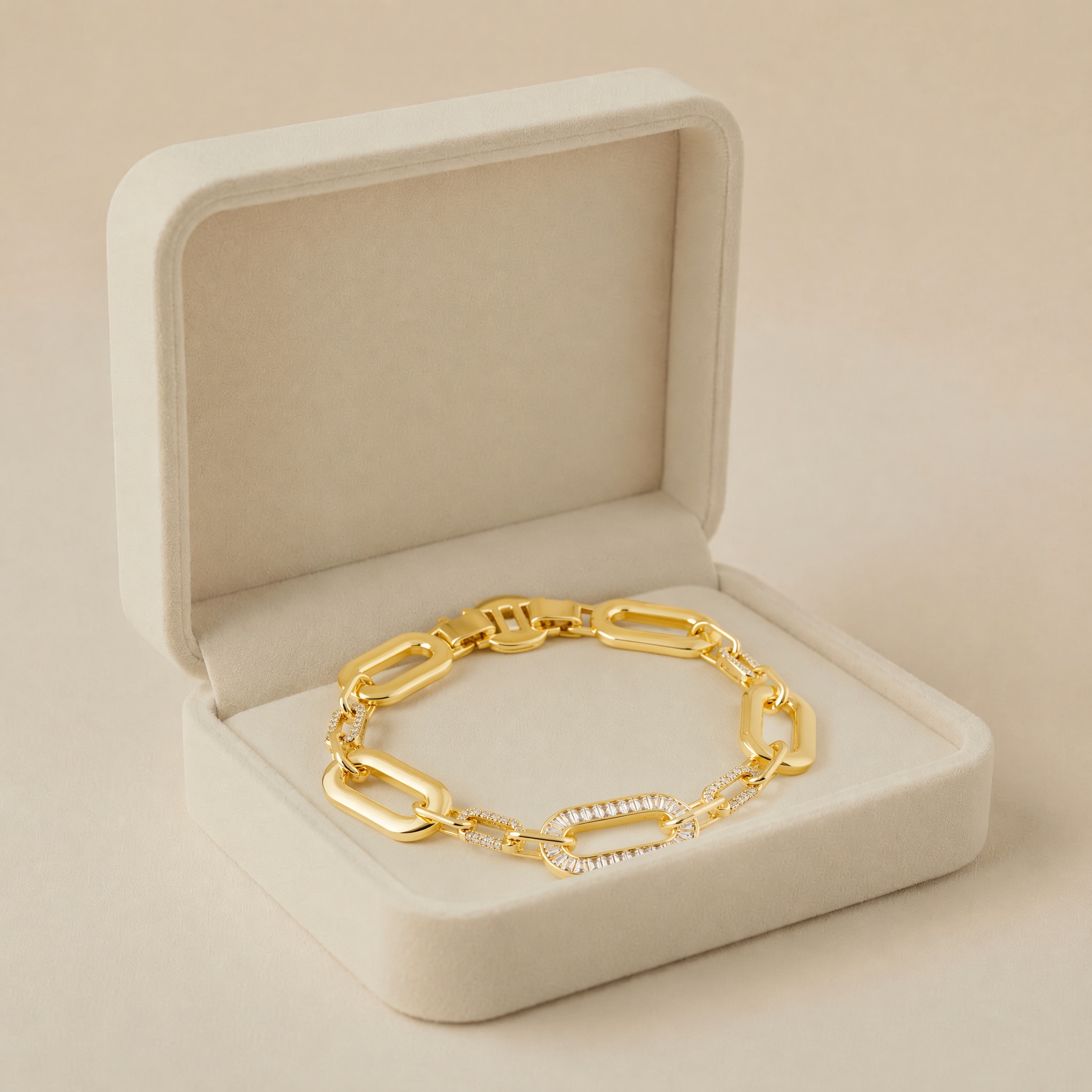 bratara_exacta_in_cutie_2 Brățară geometrică din oțel inoxidabil placat cu aur de 14K, zale mari ovale intercalate cu accente strălucitoare din cristale, lungime 18 cm, lățime 1,2 cm, Noem® - imagine 1