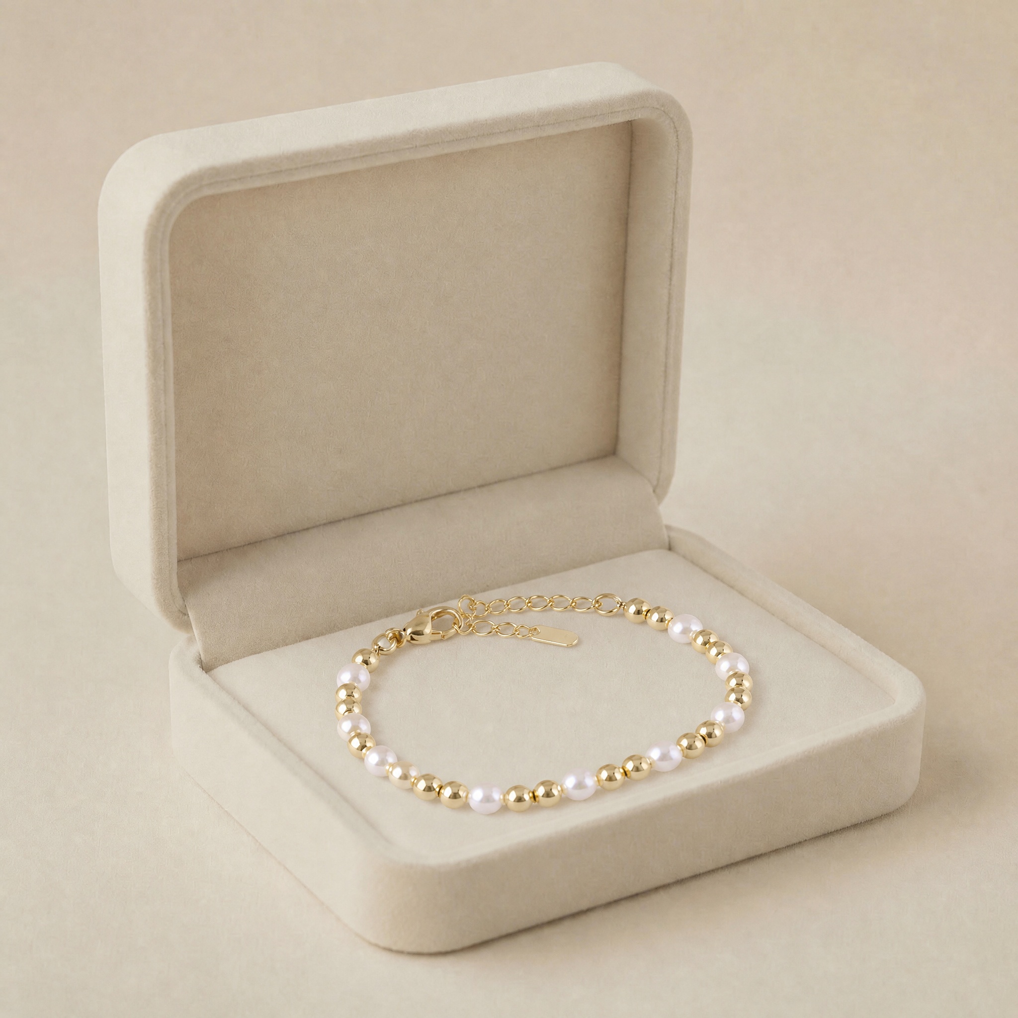 bratara_fidela_in_cutie_2 Brățară casual din oțel inoxidabil placat cu aur de 14K, șirag de mărgele aurii combinate cu perle albe și lănțișor de prelungire, Noem® - imagine 1