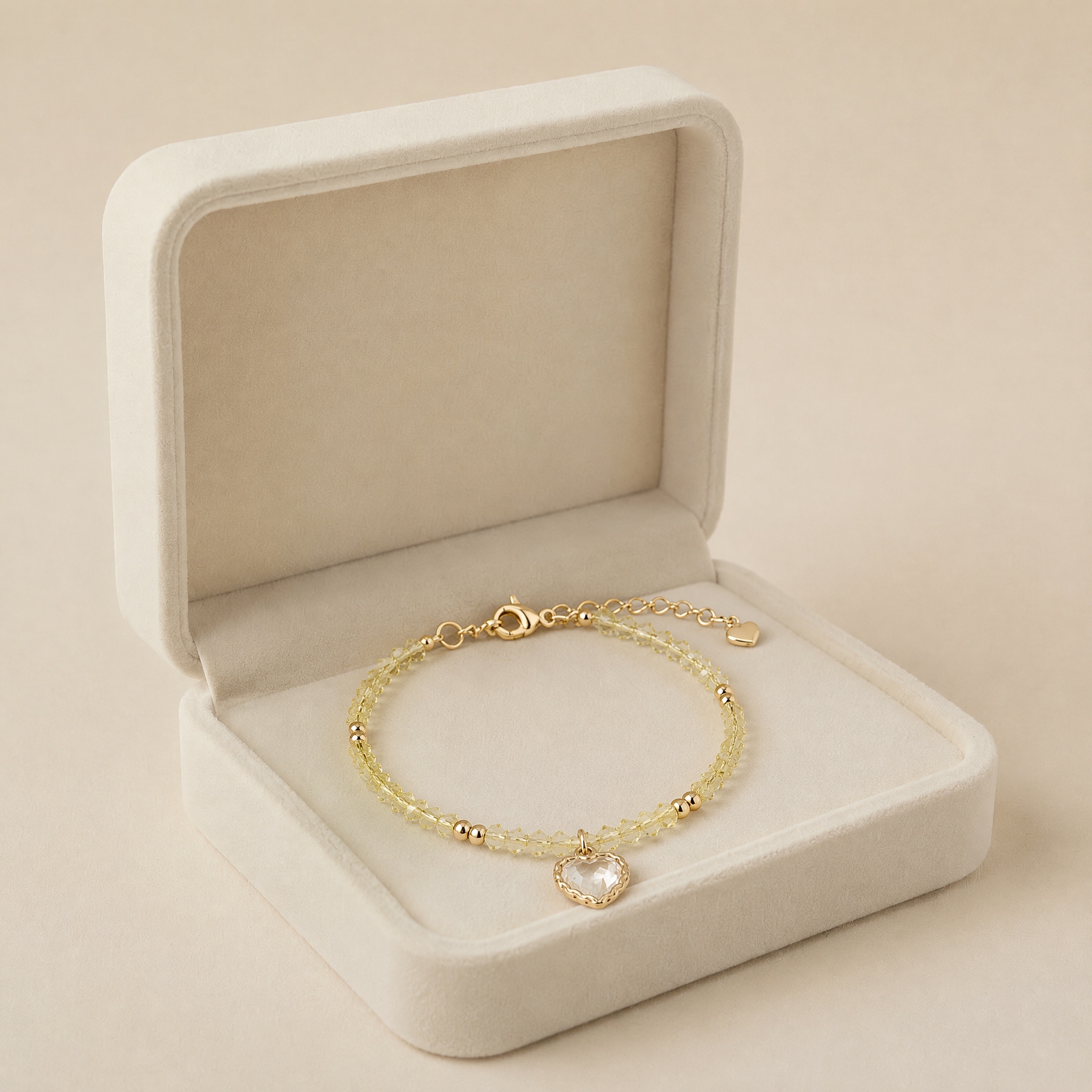 bratara_noem_in_cutie_fidela_2 (1) Brățară romantică din mărgele sferice galben-pastel cu tăietură fațetată, accesorizată cu pandantiv inimă din cristal în ramă din oțel inoxidabil placat cu aur de 14K, Noem® - imagine 1