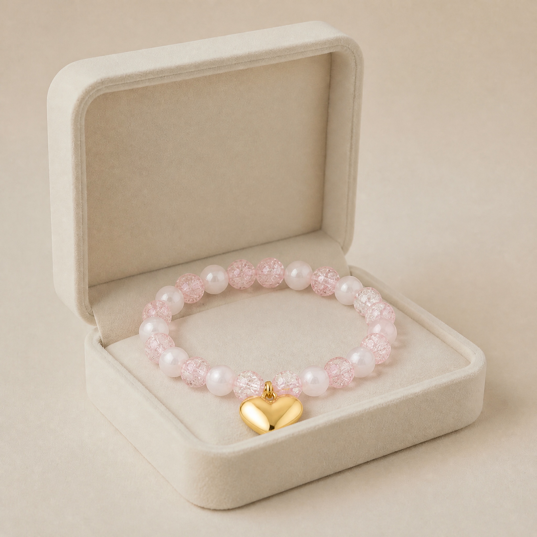 bratara_roz_in_cutie_noem_2 Brățară casual din mărgele roz pe bandă elastică, cu element decorativ în formă de inimă din oțel inoxidabil placat cu aur de 14K, Noem® - imagine 1